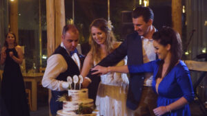 bride and groom cutting the wedding cake tort nunta